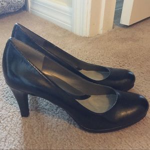 Black Naturalizer platform pumps